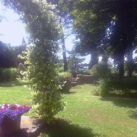 Il Giardino E La Dimora Di *